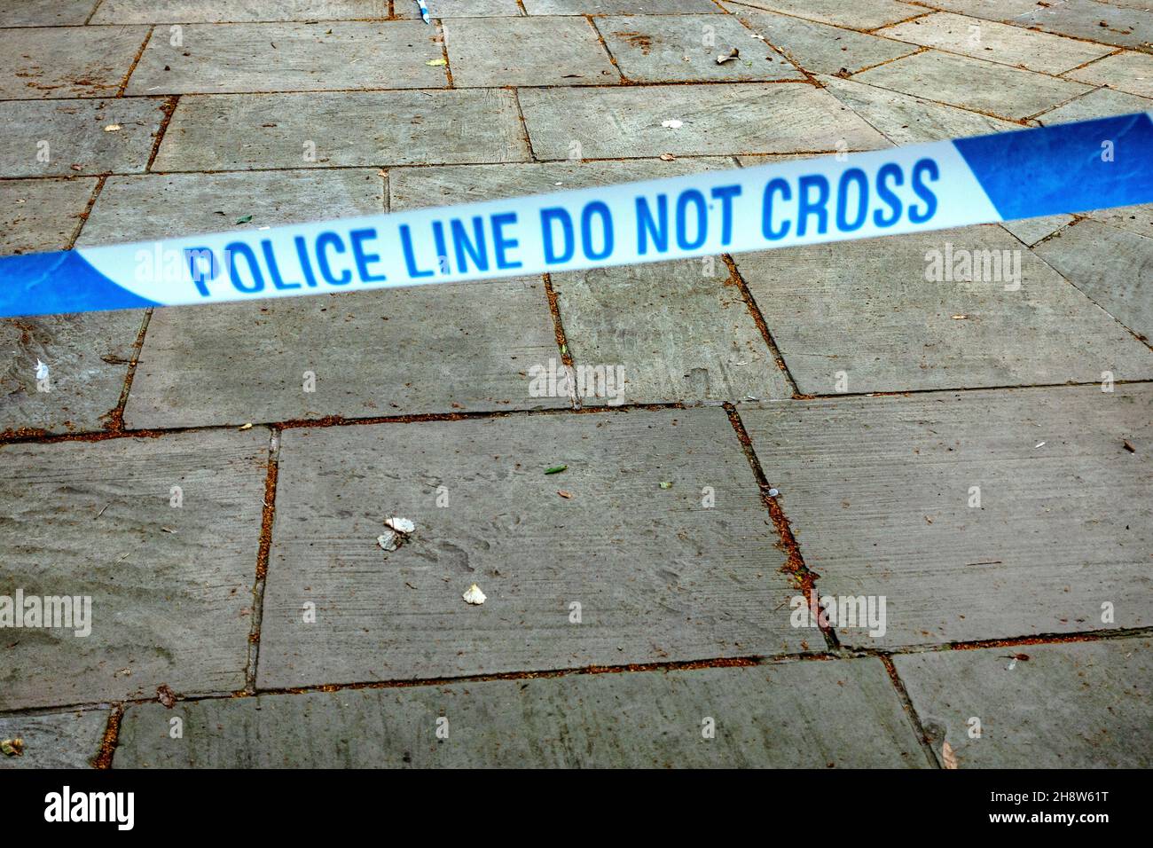 Linea di polizia non attraversare la cassetta sulla scena del crimine Foto Stock