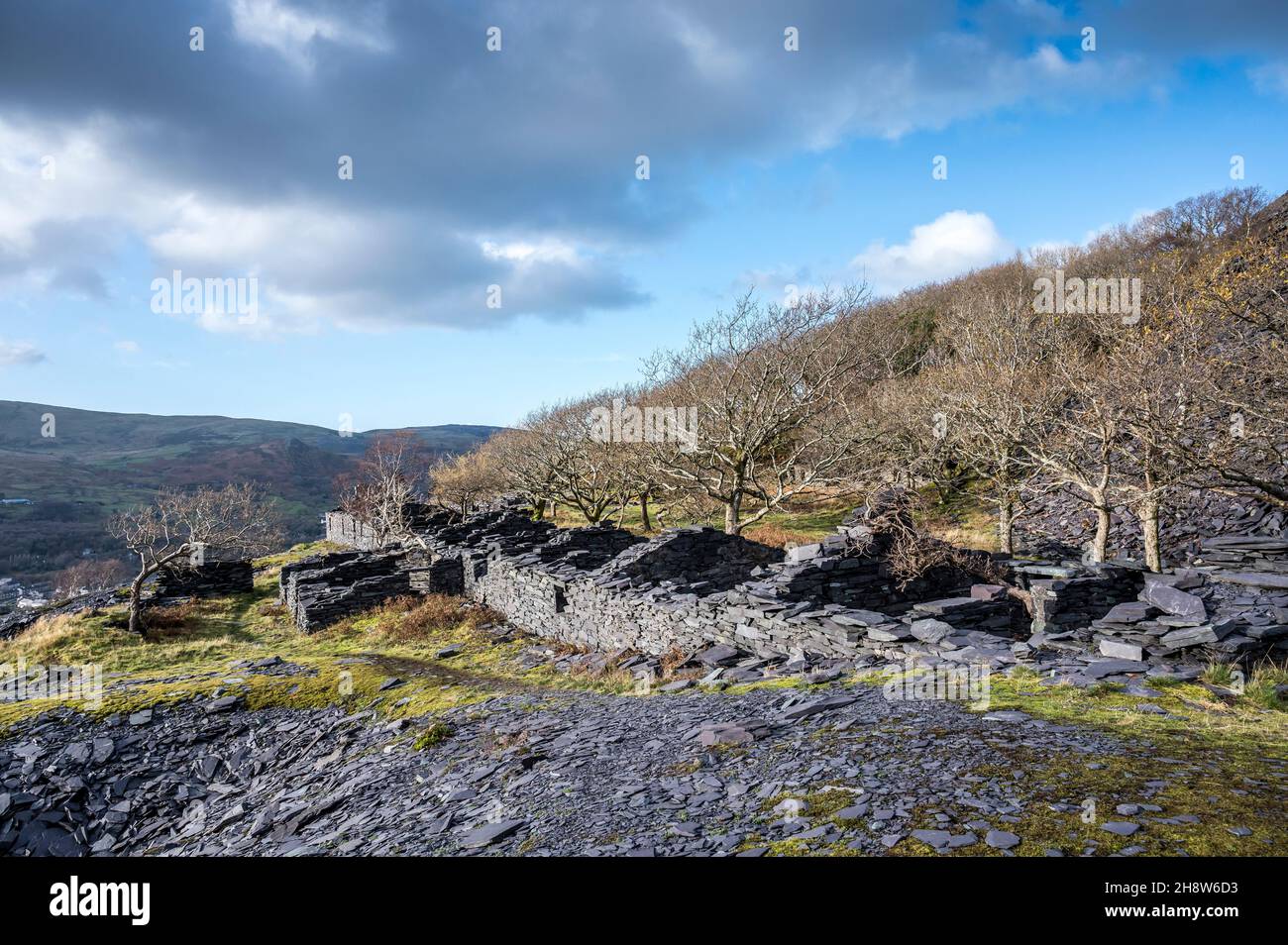 Questi sono quelli che un tempo erano i cottage minatori nella cava di ardesia Dinorwic abbandonata situata sopra il villaggio gallese di Llanberis nel Galles del Nord Foto Stock