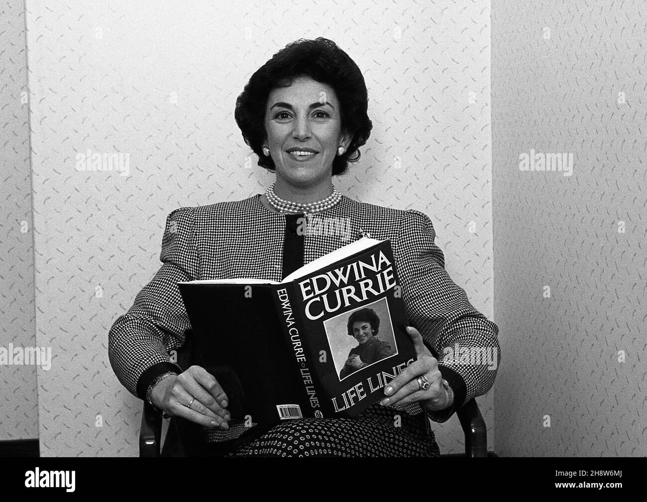 Edwina Currie MP Promoting Her Novel Life Lines, UK 1989 Foto Stock