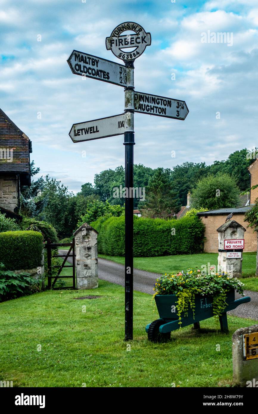 Cartello inglese iconico nel grazioso villaggio Foto Stock