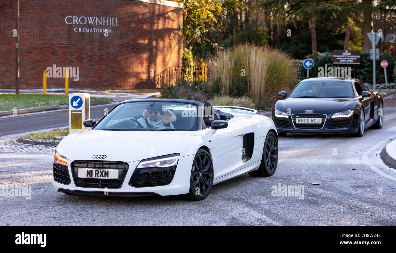 Milton Keynes, Regno Unito 2 dicembre 2021.due supercar Audi R8. Rispondendo a una richiesta dei social media dell'ultimo minuto da parte della famiglia, gli appassionati di auto locali hanno portato fuori le loro auto classiche e supercar per il funerale del compagno di auto Roger Coulson, morto di recente di 73 anni. Credit: Sue Thatcher/Alamy Live News Foto Stock