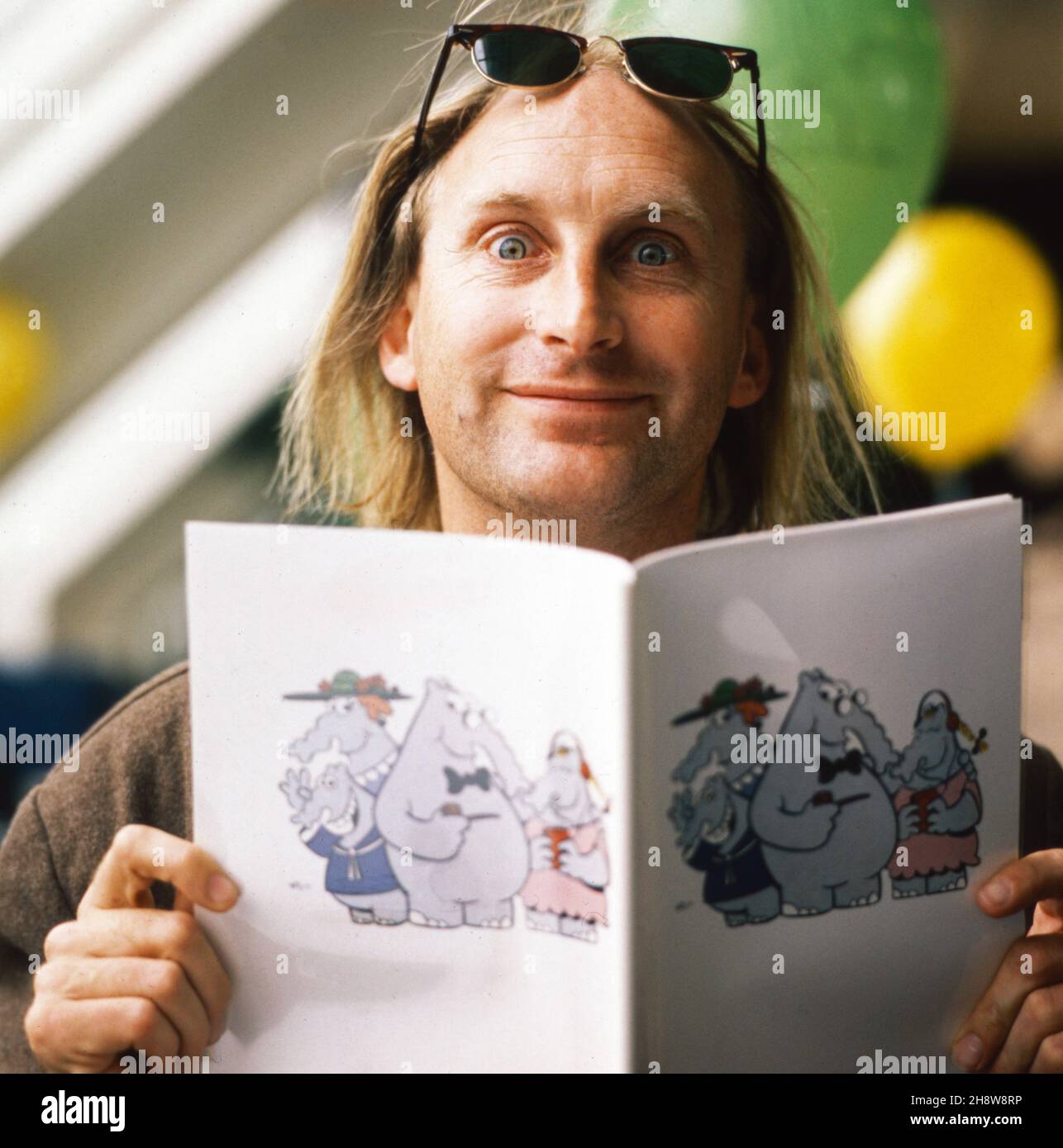 Komiker otto Waalkes erfreut sich an seinem Ottifanten Buch, Deutschland um 1986. Foto Stock