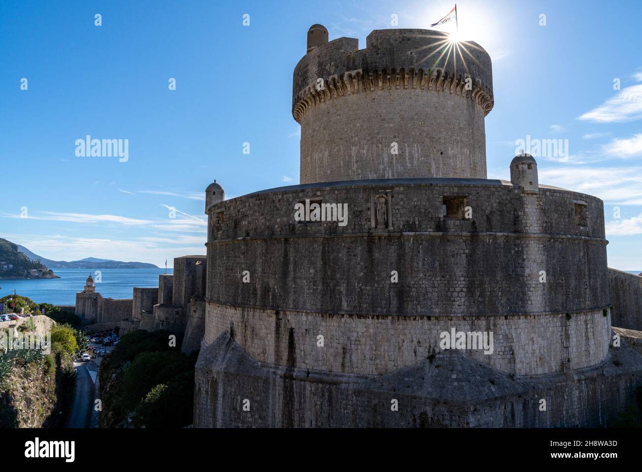 Dubrovnik, Croazia - 21 novembre 2021: Le mura storiche della città medievale e le fortificazioni della città vecchia di Dubrovnik Foto Stock