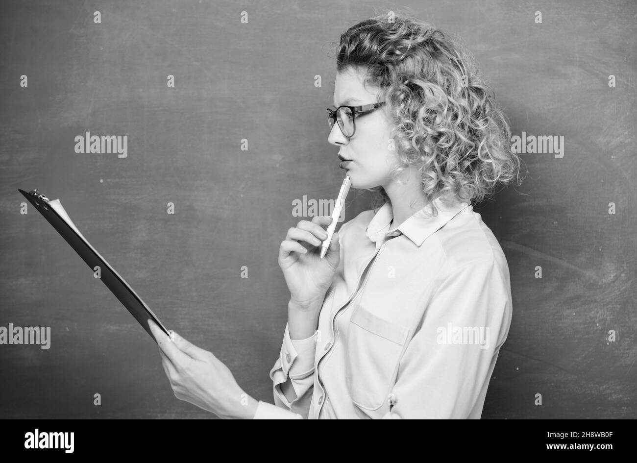 Letteratura insegnante di leggere la composizione. Leggere la ripresa dell'impressione. Il tutor controlla i compiti. Donna smart signora tenere documenti tablet. Leggi il profilo personale Foto Stock
