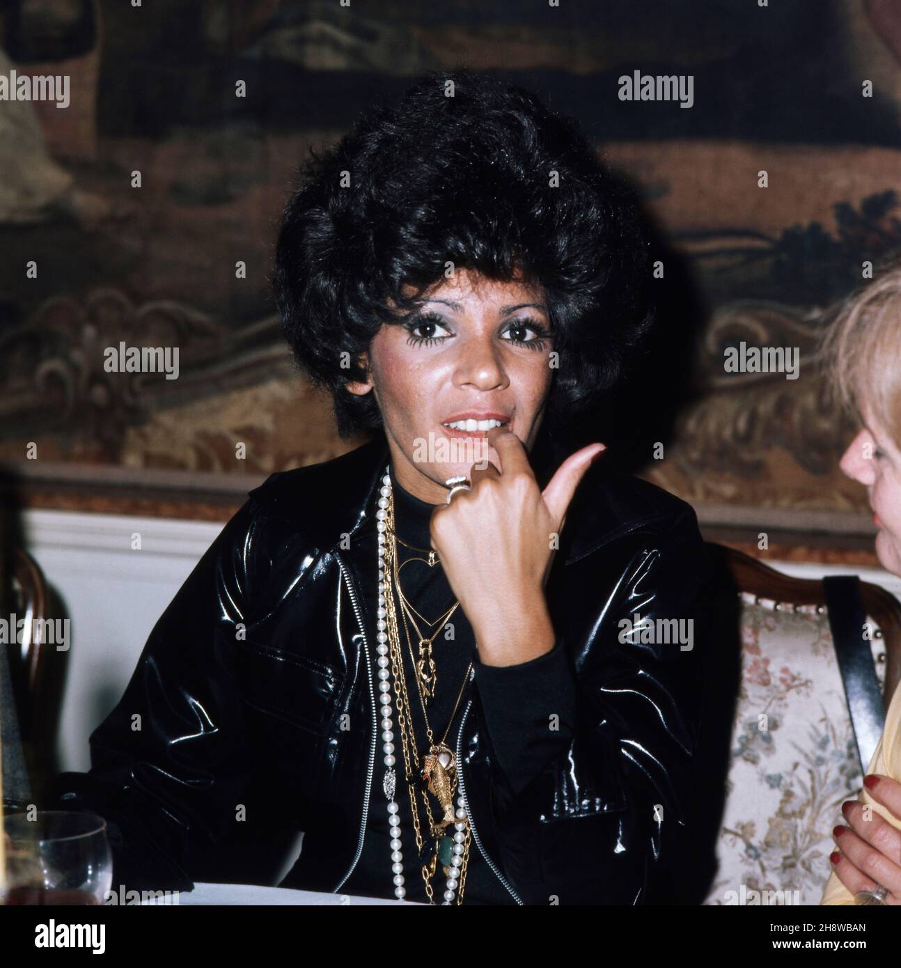 Shirley Bassey, britische Sängerin, Interpretin des berühmten Bond Songs: Goldfinger, zu Gast in Deutschland, hier bei einem privaten Abendessen, anlässlich ihres Konzerts in Berlin, 1972. Shirley Bassey, cantante gallese, interprete della famosa canzone Bond: Goldfinger, ospite in Germania, qui ad una cena privata, in occasione del suo concerto a Berlino, 1972. Foto Stock