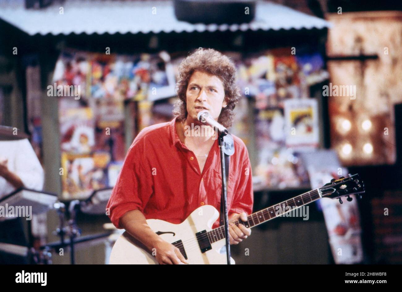 BAP, deutsche Rock Band, Kölschrock mit Sänger und Frontmann Wolfgang Niedecken, er singt mit Kölner Dialekt, hier in der ZDF Unterhaltungsshow: Wetten, dass, 1988. BAP, rock band tedesca, Kölsch rock con cantante e frontman Wolfgang Niedecken, ZDF entertainment: Wetten, dass, 1988. Foto Stock