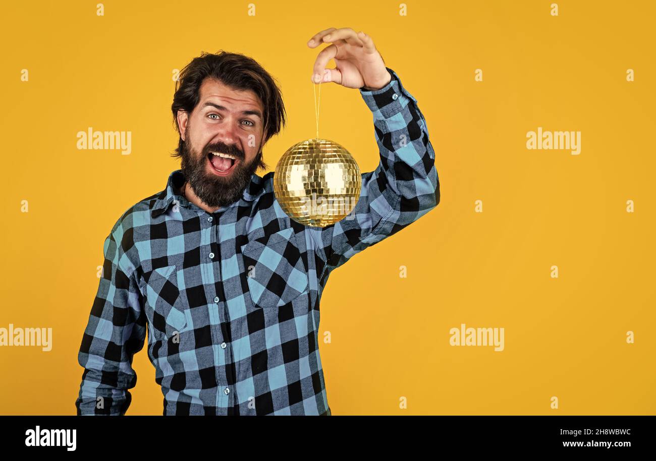 uomo casual con sfera da discoteca luminosa. uomo divertente e gioioso che si diverte durante la festa. tempo per il divertimento. hipster barbuto pronto a celebrare la vacanza. vacanza Foto Stock