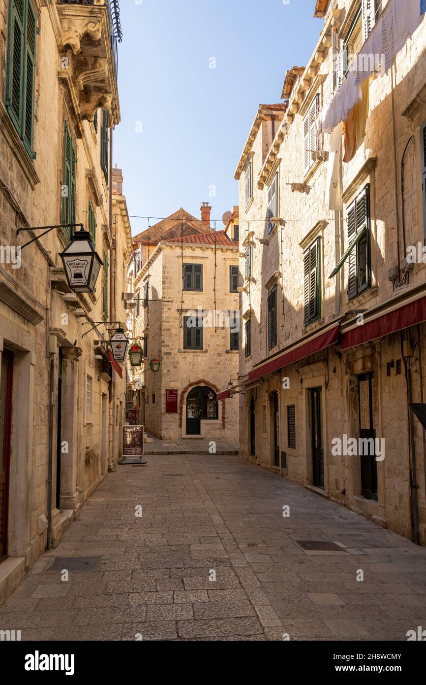 Dubrovnik, Croazia - 21 novembre 2021: Vicoli stretti e strade nel centro storico di Dubrovnik Foto Stock