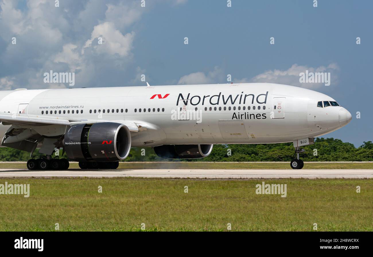 MATANZAS, CUBA - 04 settembre 2021: Il Boeing 777-200 Nordwind Airlines nell'aeroporto di Varadero, Cuba su sfondo blu cielo Foto Stock