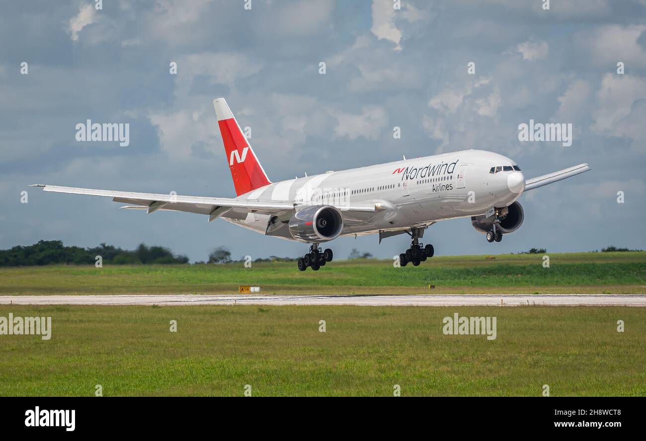 MATANZAS, CUBA - 25 settembre 2021: Il Boeing 777-200 Nordwind Airlines nell'aeroporto di Varadero, Cuba su sfondo blu cielo Foto Stock