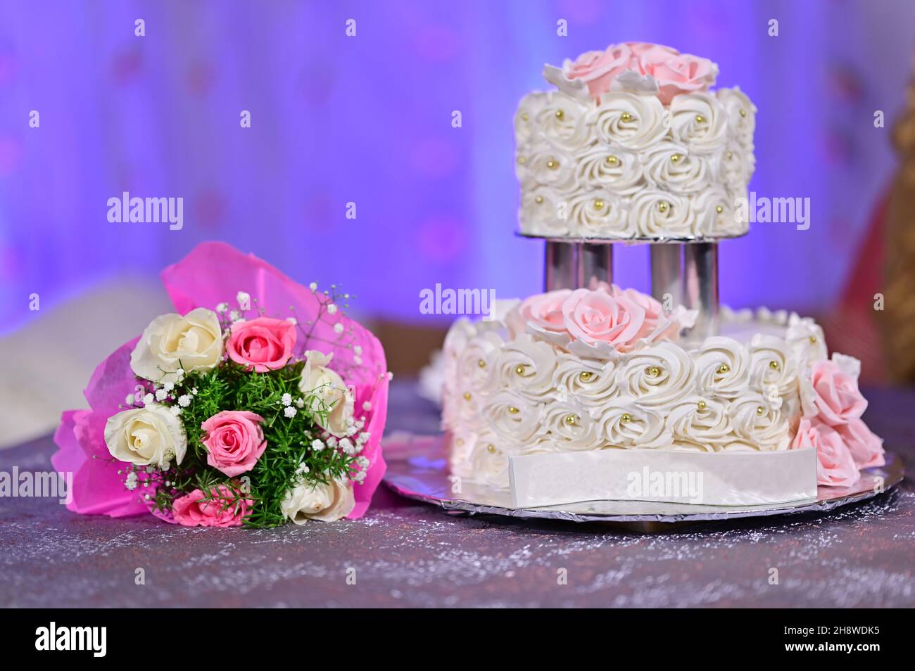 Splendida torta ricoperta di rose a base di crema di burro Foto Stock
