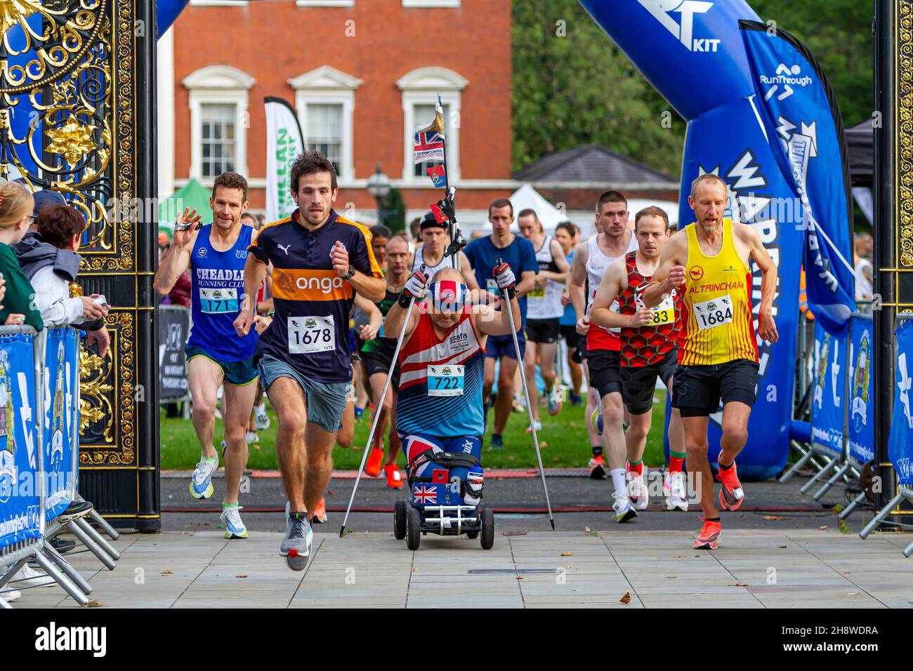 Stephen Hughes, un ex sparatutto Royal Artillery con una lesione spinale, inizia una mezza maratona dalle Golden Gates di Warrington Foto Stock