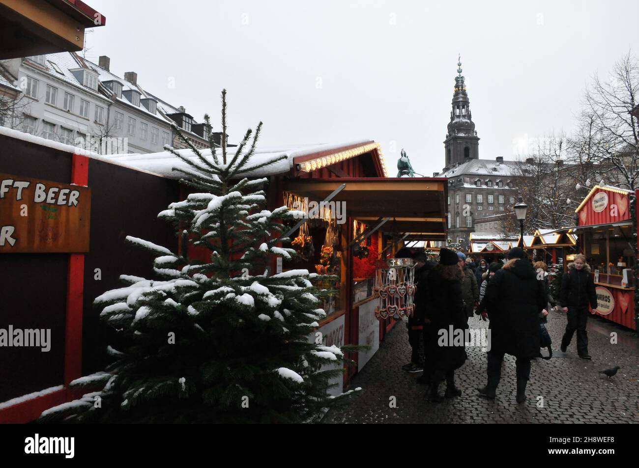 Copenaghen/Danimarca./02 Dicembre 2021/ il mercatino di Natale di Copenaghen è ancora aperto per i visitatori sono benvenuti al mercato di Hojbo plads Christms in prima caduta sonw nella capitale danese Copenaghen . (Foto..Francis Joseph Dean/Dean Pictures) Foto Stock