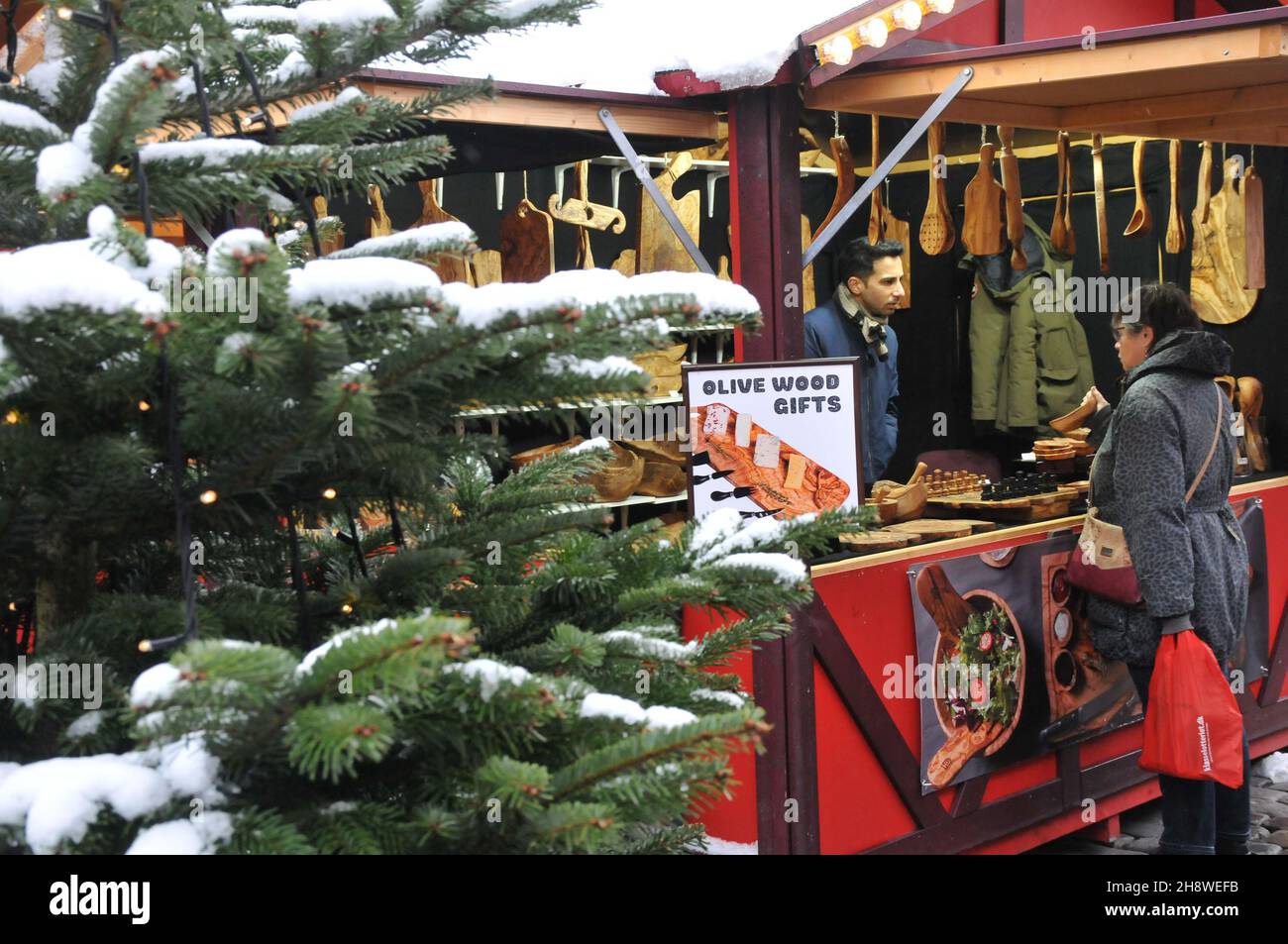 Copenaghen/Danimarca./02 Dicembre 2021/ il mercatino di Natale di Copenaghen è ancora aperto per i visitatori sono benvenuti al mercato di Hojbo plads Christms in prima caduta sonw nella capitale danese Copenaghen . (Foto..Francis Joseph Dean/Dean Pictures) Foto Stock
