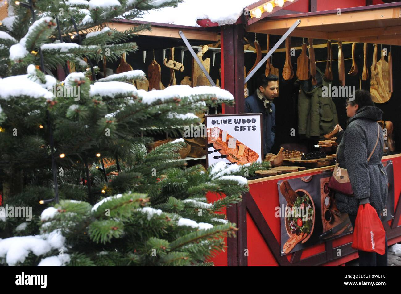 Copenaghen/Danimarca./02 Dicembre 2021/ il mercatino di Natale di Copenaghen è ancora aperto per i visitatori sono benvenuti al mercato di Hojbo plads Christms in prima caduta sonw nella capitale danese Copenaghen . (Foto..Francis Joseph Dean/Dean Pictures) Foto Stock