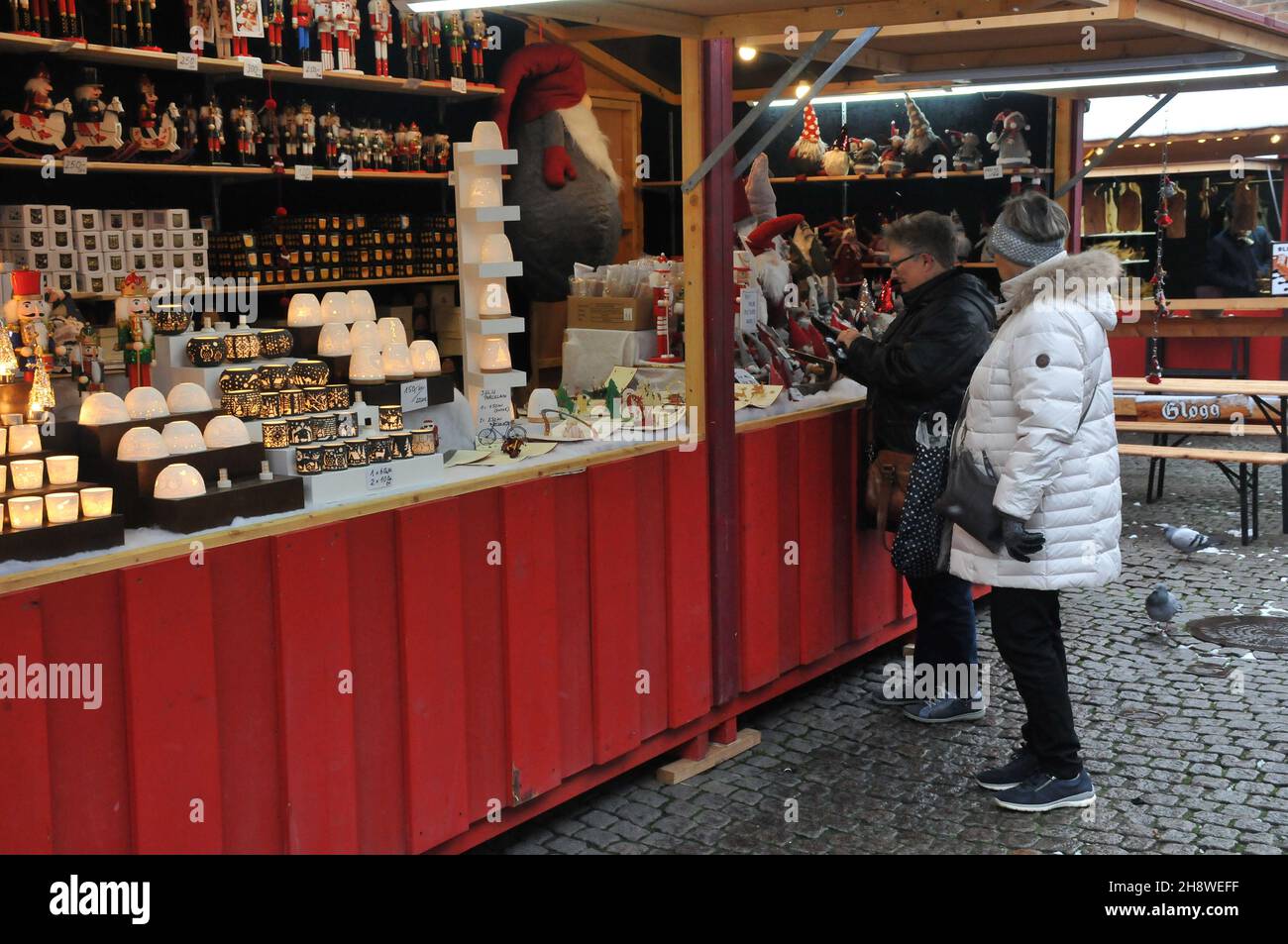 Copenaghen/Danimarca./02 Dicembre 2021/ il mercatino di Natale di Copenaghen è ancora aperto per i visitatori sono benvenuti al mercato di Hojbo plads Christms in prima caduta sonw nella capitale danese Copenaghen . (Foto..Francis Joseph Dean/Dean Pictures) Foto Stock