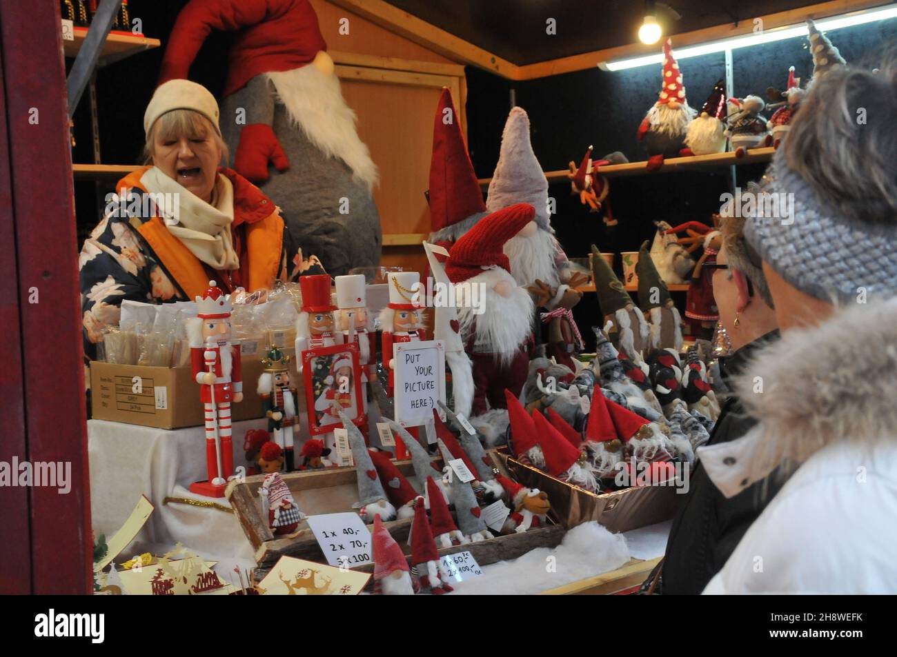 Copenaghen/Danimarca./02 Dicembre 2021/ il mercatino di Natale di Copenaghen è ancora aperto per i visitatori sono benvenuti al mercato di Hojbo plads Christms in prima caduta sonw nella capitale danese Copenaghen . (Foto..Francis Joseph Dean/Dean Pictures) Foto Stock