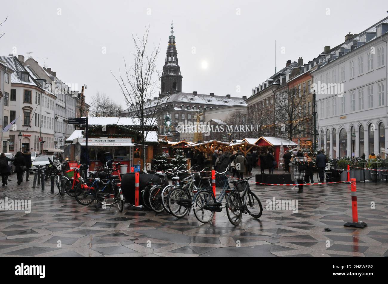Copenaghen/Danimarca./02 Dicembre 2021/ il mercatino di Natale di Copenaghen è ancora aperto per i visitatori sono benvenuti al mercato di Hojbo plads Christms in prima caduta sonw nella capitale danese Copenaghen . (Foto..Francis Joseph Dean/Dean Pictures) Foto Stock