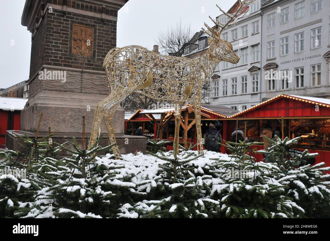 Copenaghen/Danimarca./02 Dicembre 2021/ il mercatino di Natale di Copenaghen è ancora aperto per i visitatori sono benvenuti al mercato di Hojbo plads Christms in prima caduta sonw nella capitale danese Copenaghen . (Foto..Francis Joseph Dean/Dean Pictures) Foto Stock