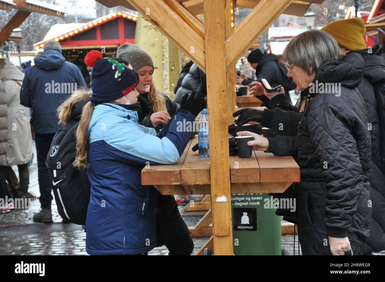 Copenaghen/Danimarca./02 Dicembre 2021/ il mercatino di Natale di Copenaghen è ancora aperto per i visitatori sono benvenuti al mercato di Hojbo plads Christms in prima caduta sonw nella capitale danese Copenaghen . (Foto..Francis Joseph Dean/Dean Pictures) Foto Stock