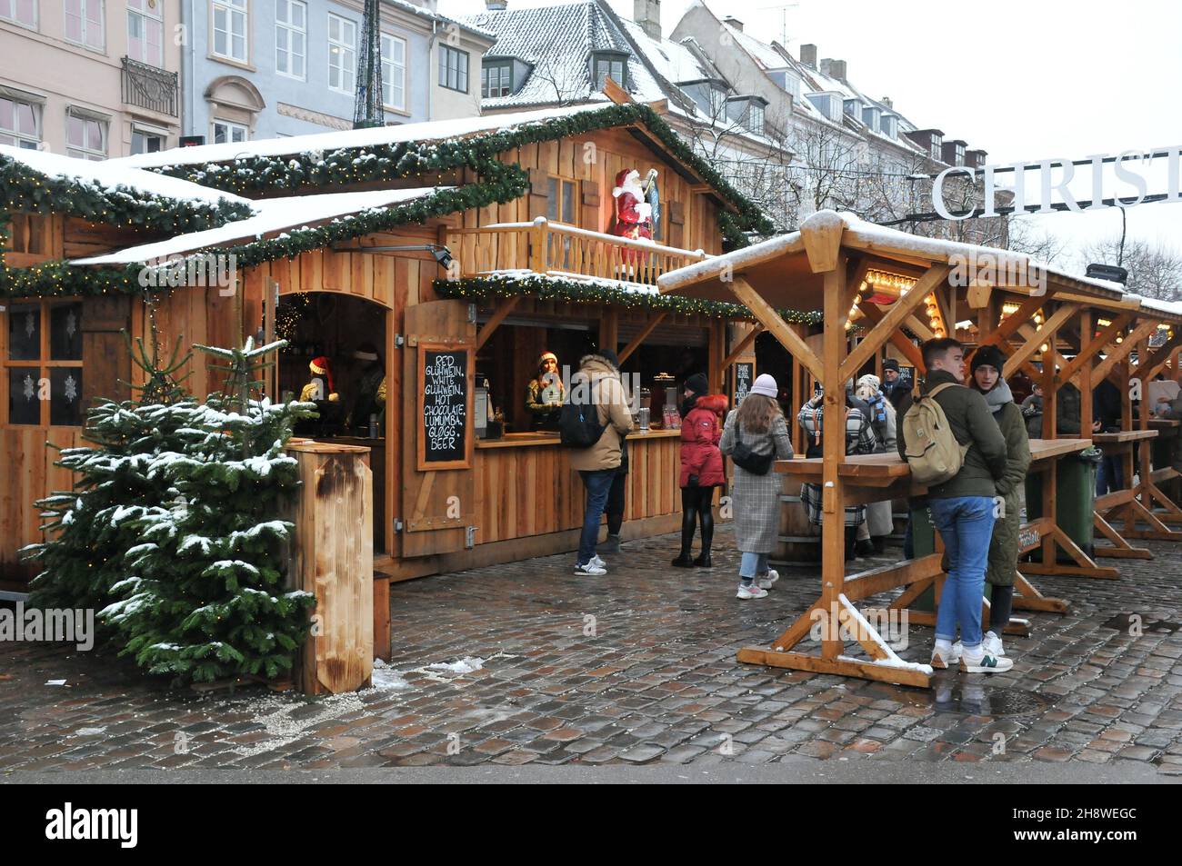 Copenaghen/Danimarca./02 Dicembre 2021/ il mercatino di Natale di Copenaghen è ancora aperto per i visitatori sono benvenuti al mercato di Hojbo plads Christms in prima caduta sonw nella capitale danese Copenaghen . (Foto..Francis Joseph Dean/Dean Pictures) Foto Stock