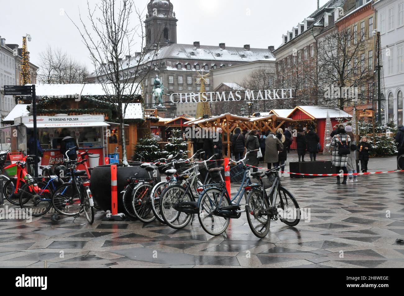 Copenaghen/Danimarca./02 Dicembre 2021/ il mercatino di Natale di Copenaghen è ancora aperto per i visitatori sono benvenuti al mercato di Hojbo plads Christms in prima caduta sonw nella capitale danese Copenaghen . (Foto..Francis Joseph Dean/Dean Pictures) Foto Stock