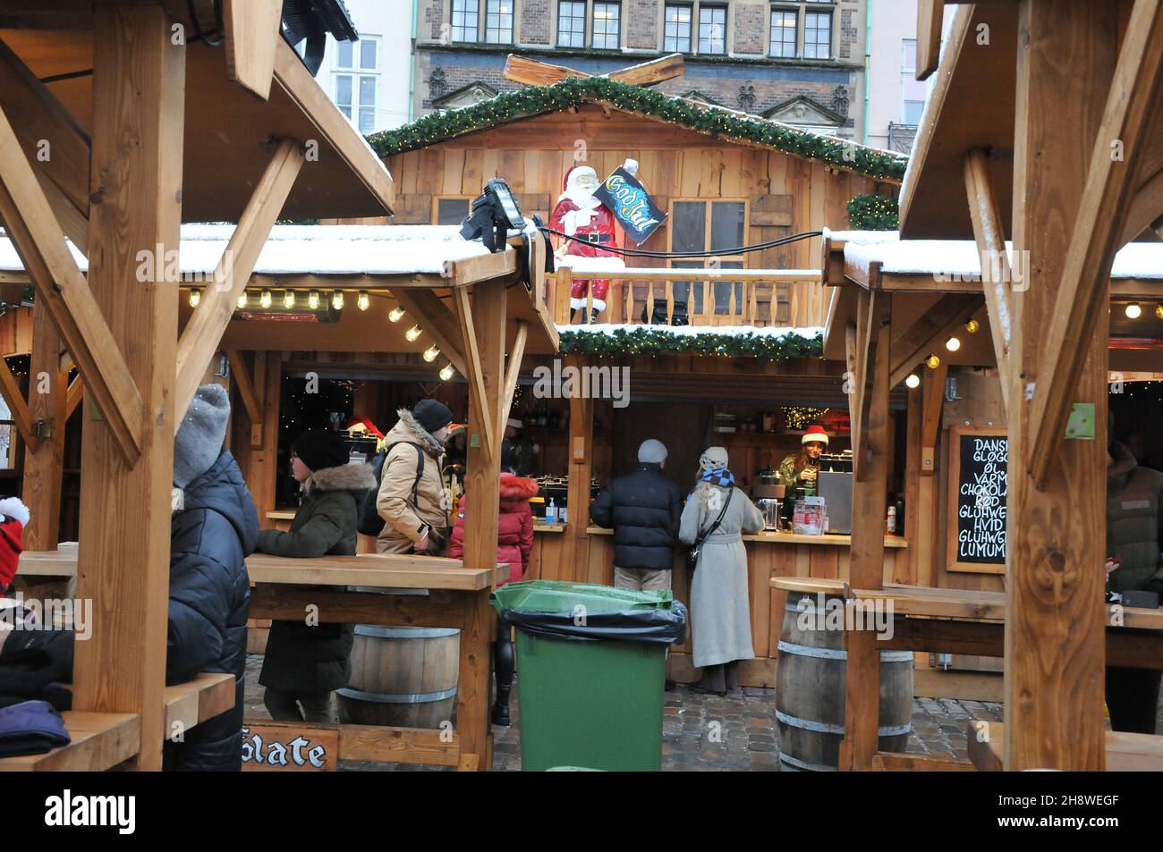 Copenaghen/Danimarca./02 Dicembre 2021/ il mercatino di Natale di Copenaghen è ancora aperto per i visitatori sono benvenuti al mercato di Hojbo plads Christms in prima caduta sonw nella capitale danese Copenaghen . (Foto..Francis Joseph Dean/Dean Pictures) Foto Stock