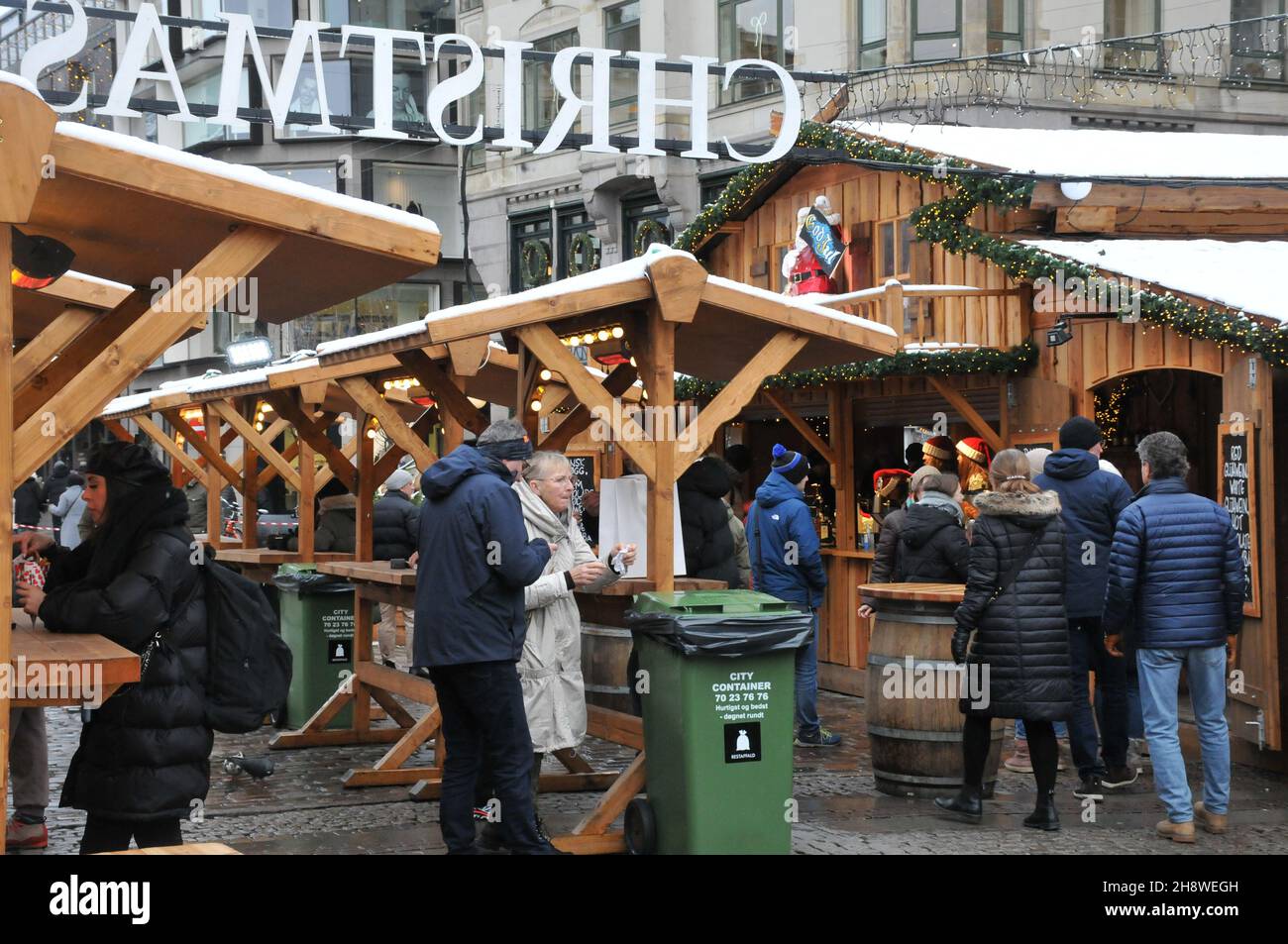 Copenaghen/Danimarca./02 Dicembre 2021/ il mercatino di Natale di Copenaghen è ancora aperto per i visitatori sono benvenuti al mercato di Hojbo plads Christms in prima caduta sonw nella capitale danese Copenaghen . (Foto..Francis Joseph Dean/Dean Pictures) Foto Stock