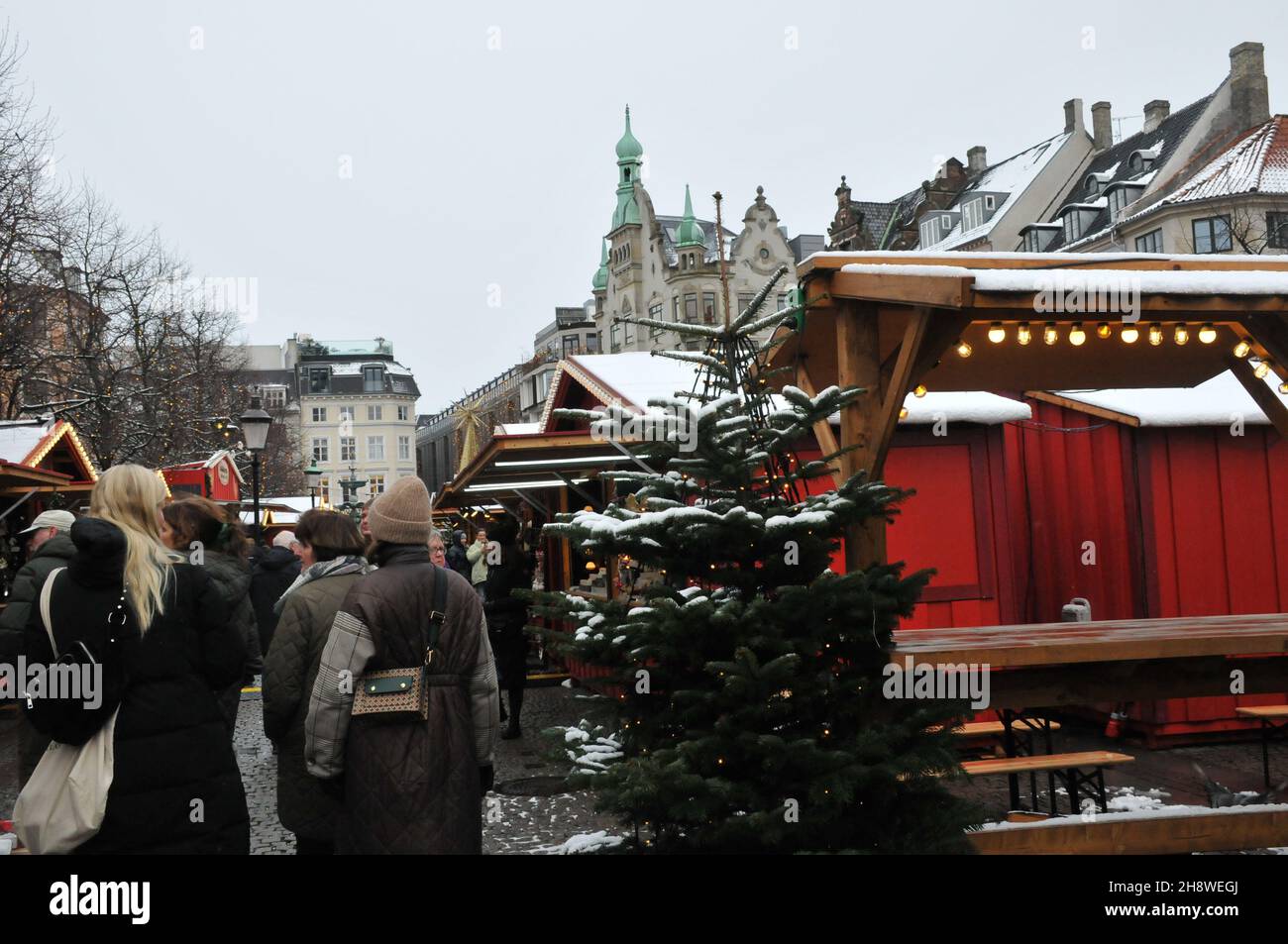 Copenaghen/Danimarca./02 Dicembre 2021/ il mercatino di Natale di Copenaghen è ancora aperto per i visitatori sono benvenuti al mercato di Hojbo plads Christms in prima caduta sonw nella capitale danese Copenaghen . (Foto..Francis Joseph Dean/Dean Pictures) Foto Stock