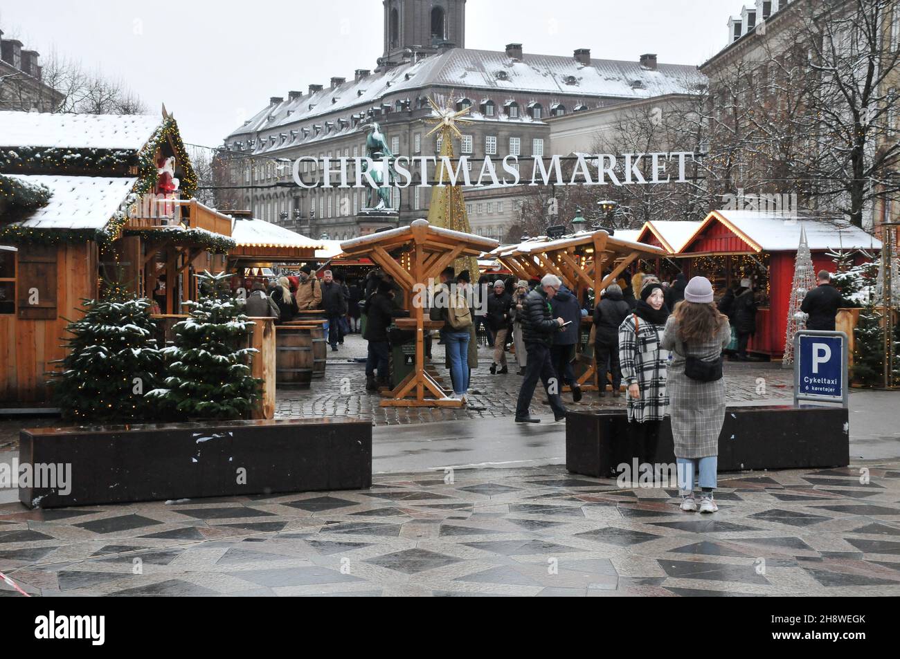Copenaghen/Danimarca./02 Dicembre 2021/ il mercatino di Natale di Copenaghen è ancora aperto per i visitatori sono benvenuti al mercato di Hojbo plads Christms in prima caduta sonw nella capitale danese Copenaghen . (Foto..Francis Joseph Dean/Dean Pictures) Foto Stock
