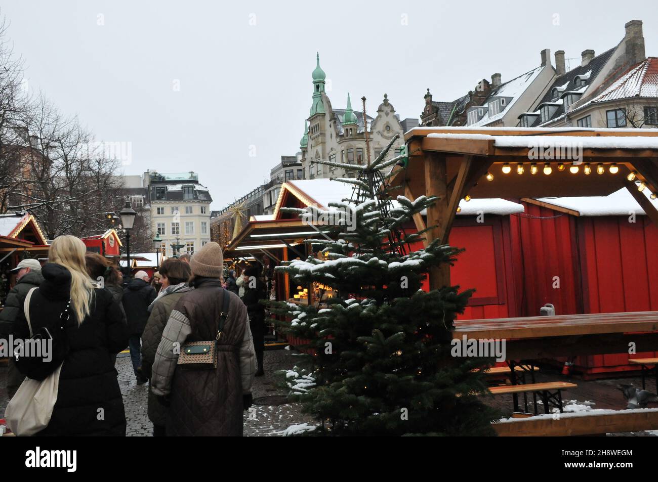 Copenaghen/Danimarca./02 Dicembre 2021/ il mercatino di Natale di Copenaghen è ancora aperto per i visitatori sono benvenuti al mercato di Hojbo plads Christms in prima caduta sonw nella capitale danese Copenaghen . (Foto..Francis Joseph Dean/Dean Pictures) Foto Stock