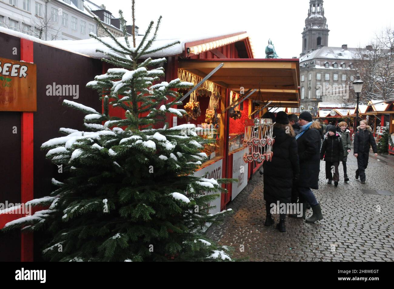 Copenaghen/Danimarca./02 Dicembre 2021/ il mercatino di Natale di Copenaghen è ancora aperto per i visitatori sono benvenuti al mercato di Hojbo plads Christms in prima caduta sonw nella capitale danese Copenaghen . (Foto..Francis Joseph Dean/Dean Pictures) Foto Stock