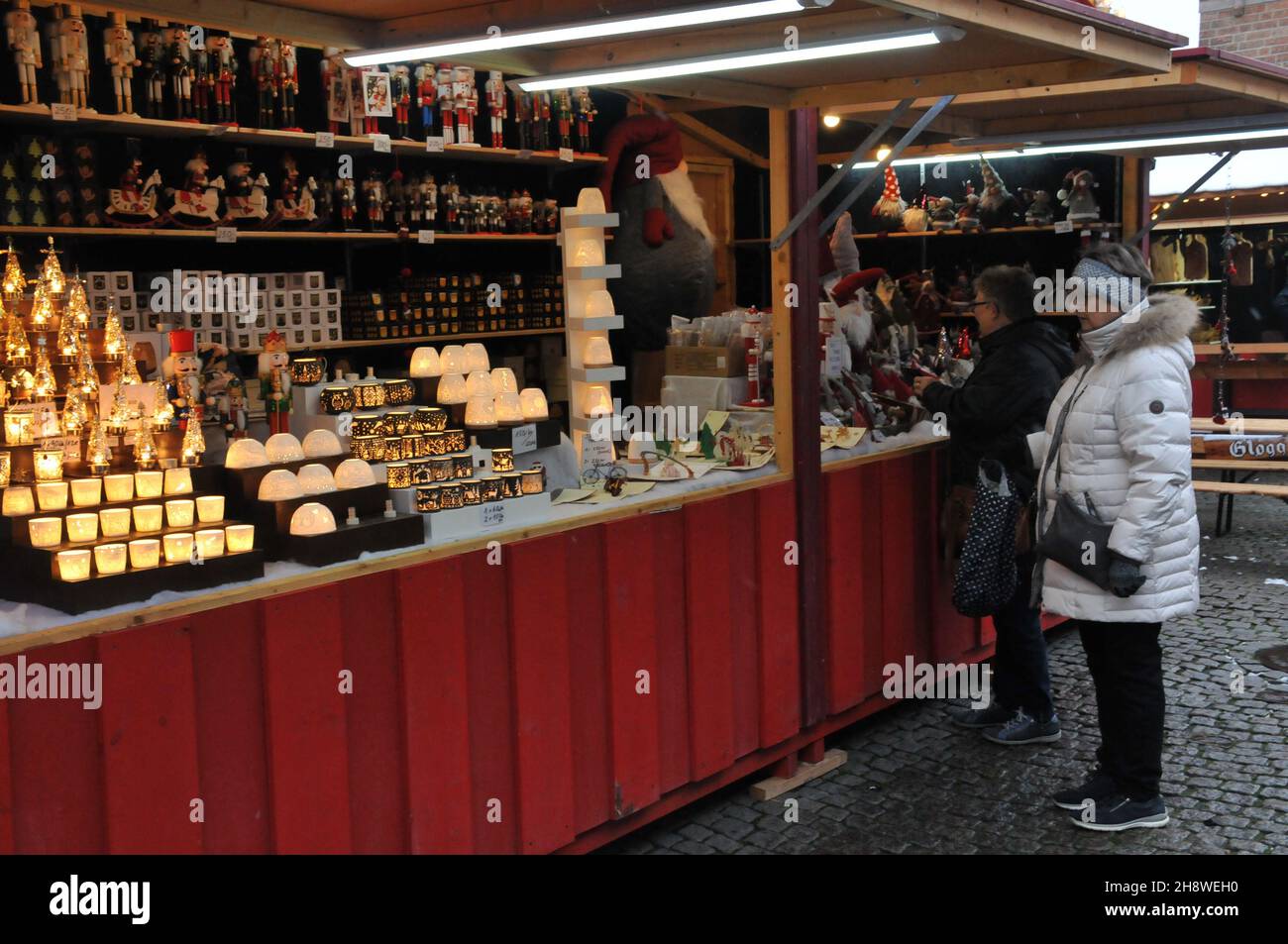 Copenaghen/Danimarca./02 Dicembre 2021/ il mercatino di Natale di Copenaghen è ancora aperto per i visitatori sono benvenuti al mercato di Hojbo plads Christms in prima caduta sonw nella capitale danese Copenaghen . (Foto..Francis Joseph Dean/Dean Pictures) Foto Stock