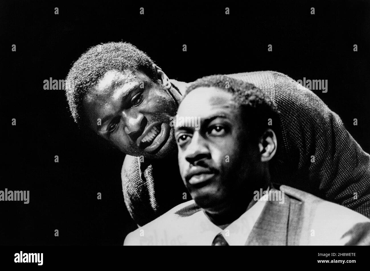 l-r: Ade Sapara, Jeff Francis in PATHERLAND di Murray Watts presentato dal Bush Theatre presso Riverside Studios, Londra W6 20/01/1989 Set design: Michael Taylor Costumi: Sue Born Thompson Lighting: Rick Fisher regista: Brian Stirner Foto Stock