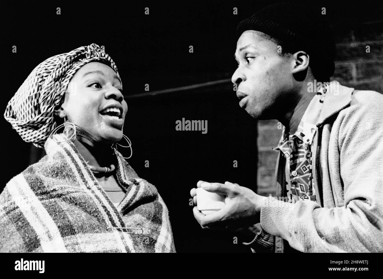 Valerie Hunkins, Jude Akuwudyke in PATHERLAND di Murray Watts presentato dal Bush Theatre presso Riverside Studios, Londra W6 20/01/1989 Set design: Michael Taylor Costumi: Sue Born Thompson Lighting: Rick Fisher regista: Brian Stirner Foto Stock