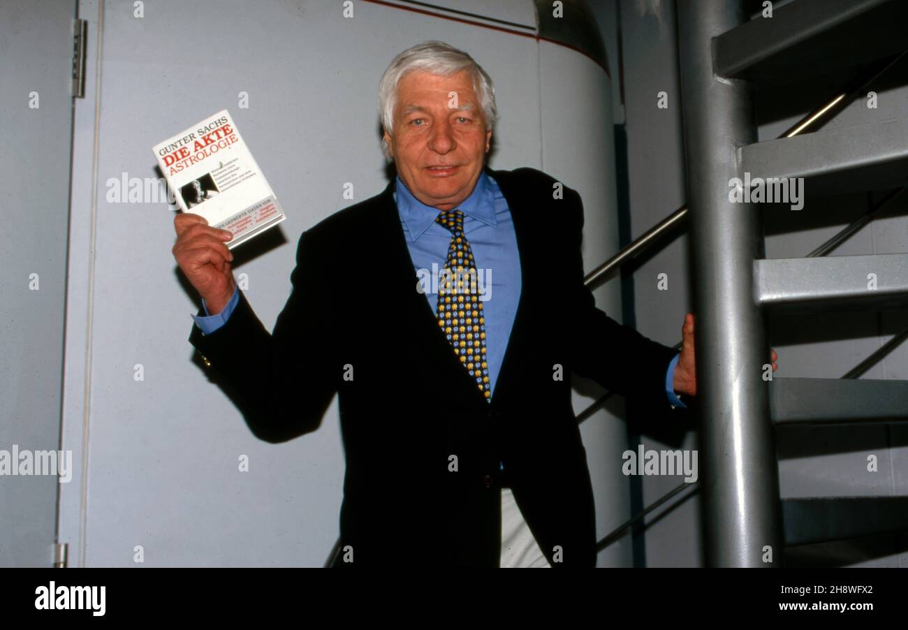 Gunter Sachs mit seinem Buch 'Die Akte Astrologie', Deutschland ca. 1998. Imprenditore tedesco e autore Gunter Sachs con is libro 'Die Akte Astrologie', Germania intorno al 1998. Foto Stock