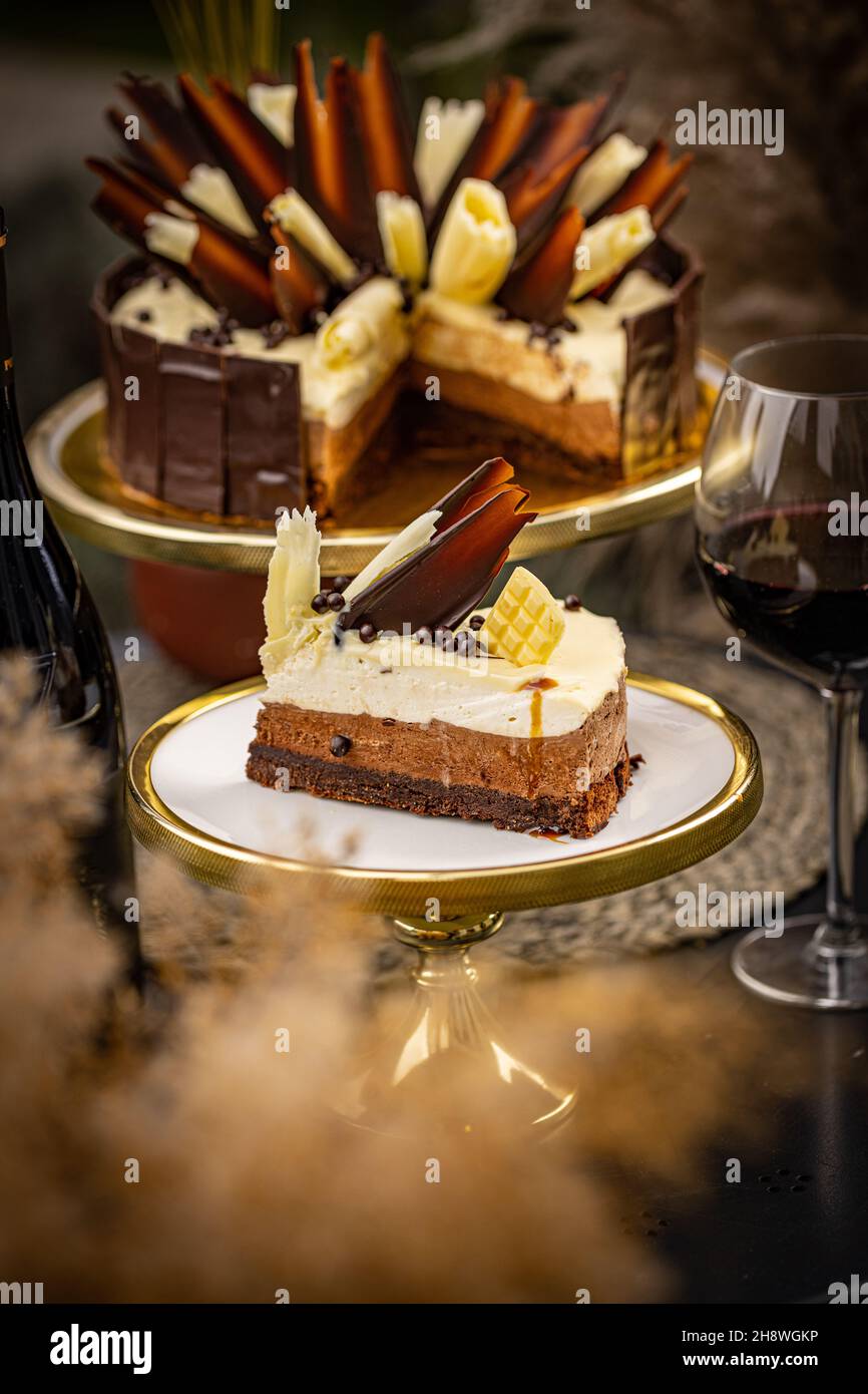 Ancora vita di torta al cioccolato stratificata, fantasia creazione torta Foto Stock