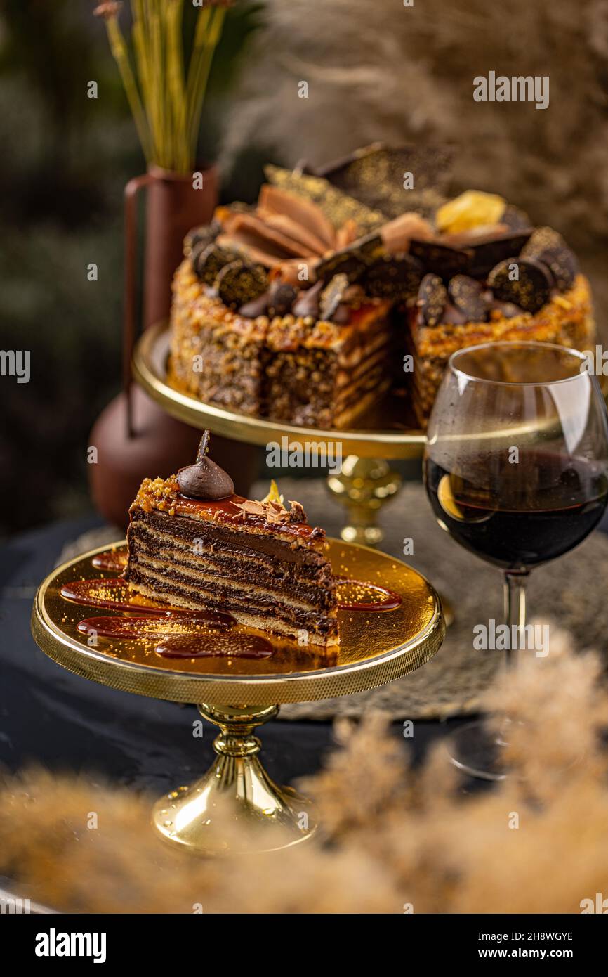 Deliziosa torta con crema al cioccolato. Tradizionale torta ungherese Dobos Foto Stock