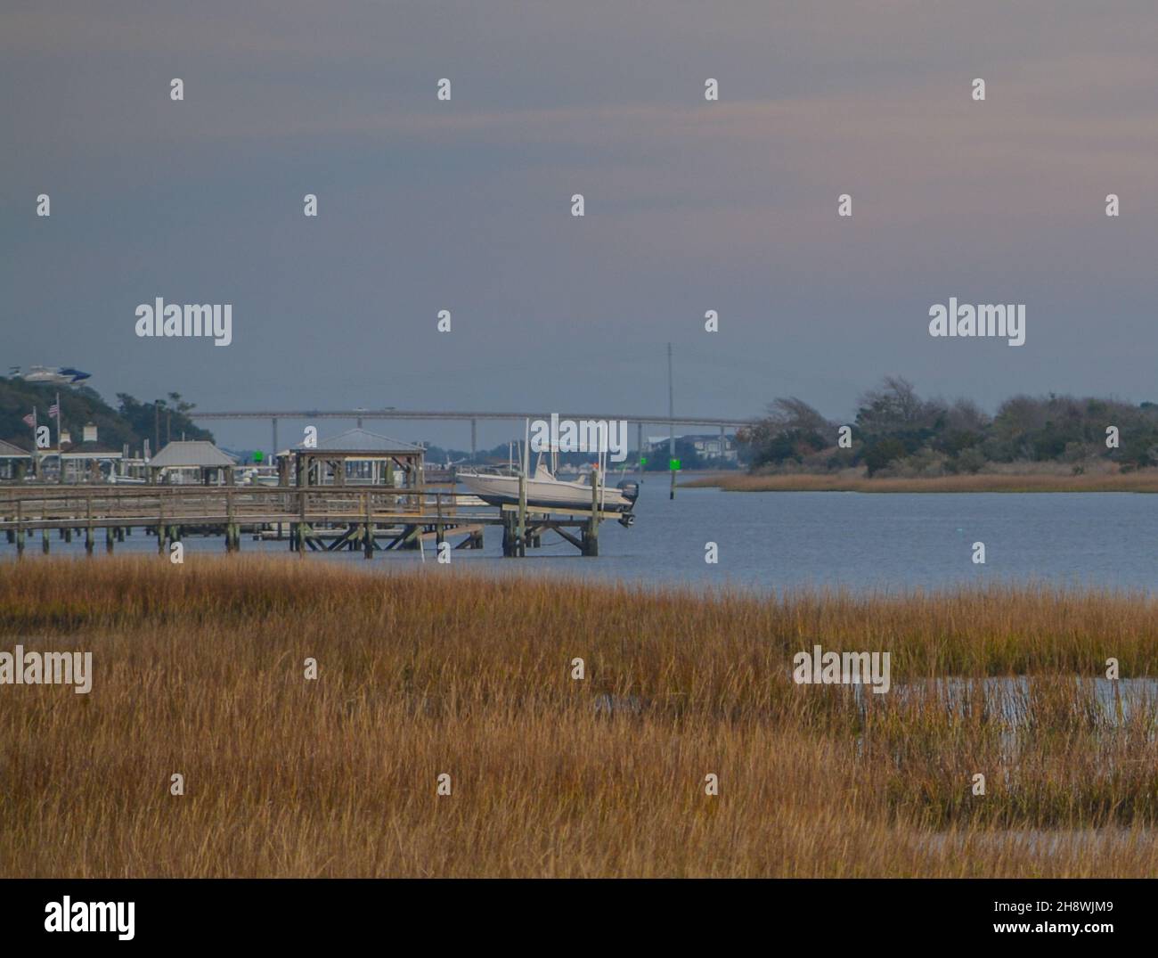 Questa palude delle zone umide fa parte della città di Seaside di Sunset Beach, nella contea di Brunswick, Carolina del Nord Foto Stock