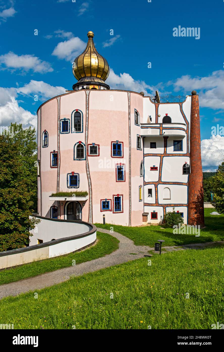 Stammhaus (casa principale) edificio del Rogner Thermal Spa and Hotel by Hundertwasser, Bad Blumau, Austria Foto Stock