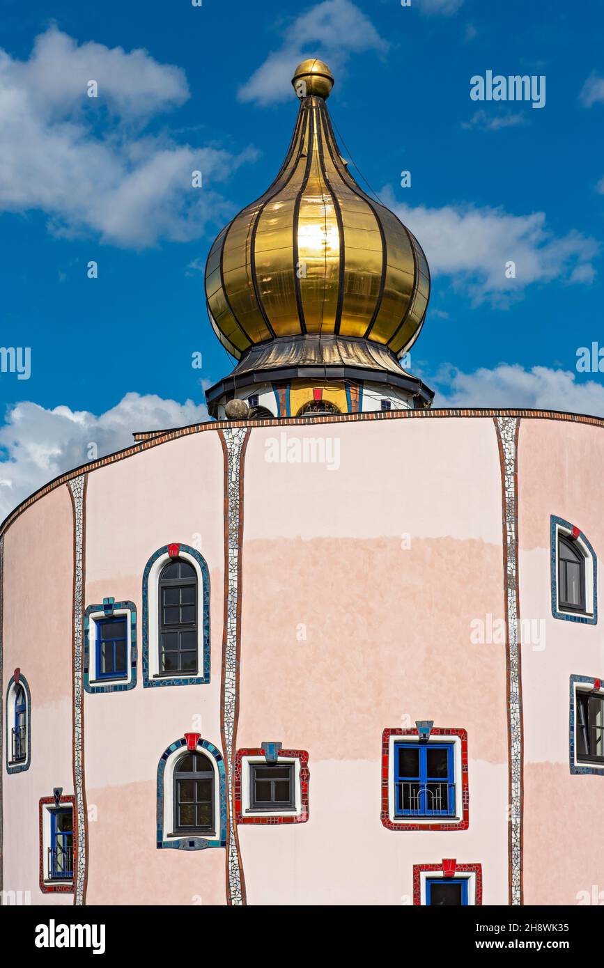 Facciata colorata e cupola dorata, edificio Stammhaus (casa principale), Rogner Thermal Spa Hotel by Hundertwasser, Bad Blumau, Austria Foto Stock