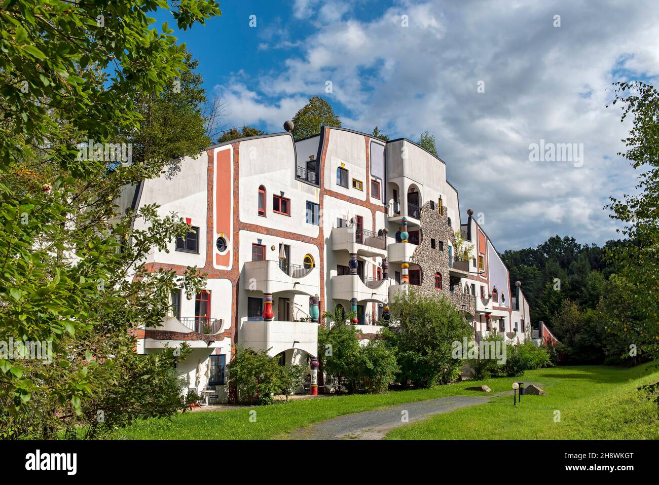 Steinhaus (Casa di pietra) edificio del Rogner Thermal Spa and Hotel progettato da Hundertwasser, Bad Blumau, Austria Foto Stock