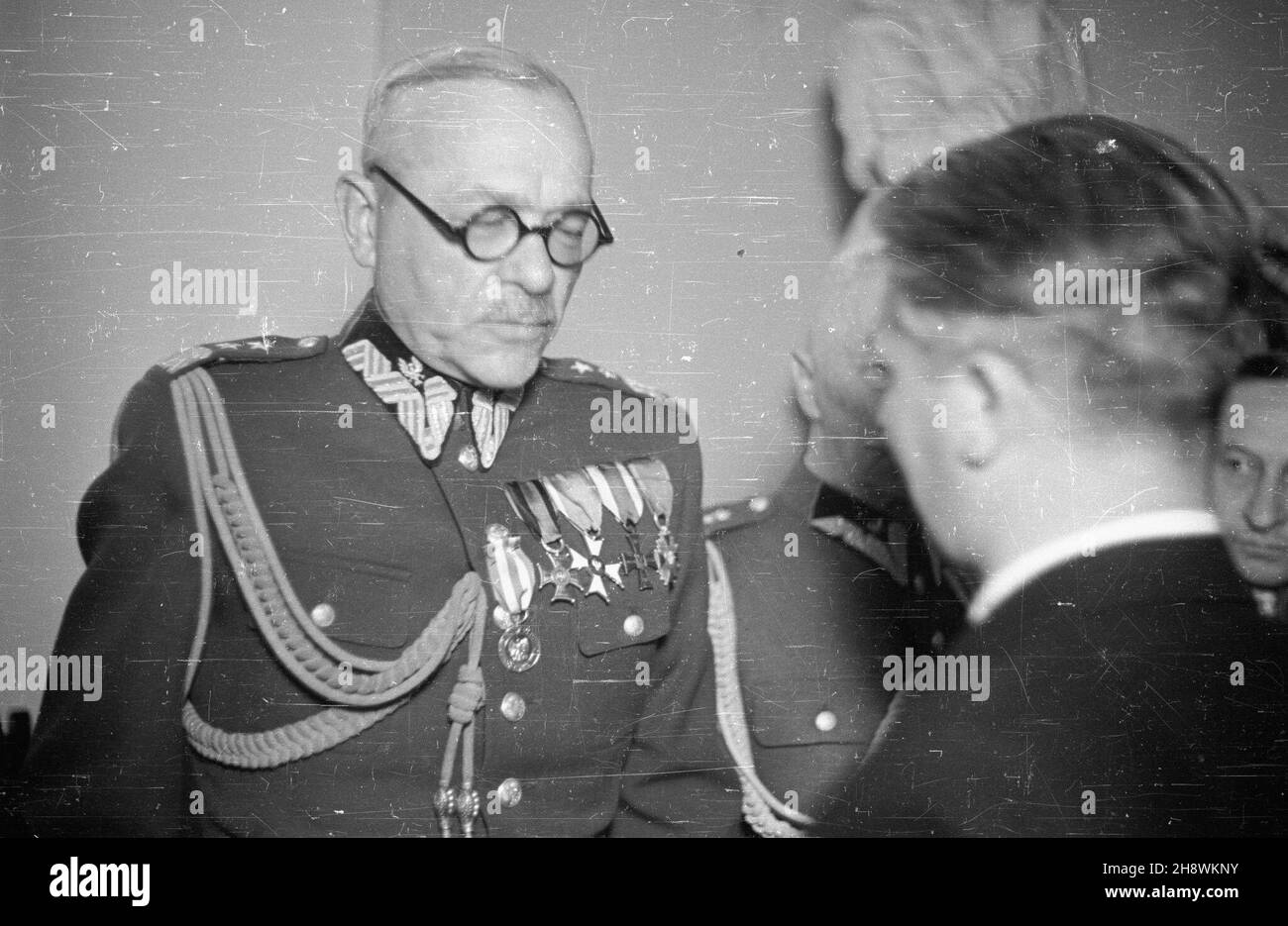 Warszawa, 1946-05-09. Uroczystoœæ wrêczenia Medalu Zwyciêstwa i Wolnoœci 1945, ustanowionego dekretem Rady Ministrów zatwierdzonym przez KRN z dnia 26 paŸdziernika 1945 roku. Z okazji pierwszej rocznicy zakoñczenia II wojny œwiatowej Edward Osóbka-Morawski dekoruje medalem osoby, które przyczyni³y siê do zwyciêstwa nad faszyzmem hitlerowskim w okresie wojny 1939-1945. po/gr PAP/Karol Szczeciñski Varsavia, 9 maggio 1946. La cerimonia di assegnazione della Medaglia alla Vittoria e alla libertà del 1945, istituita con decreto del Consiglio dei Ministri e approvata dal Consiglio Nazionale Polacco KRN il 26 ottobre Foto Stock