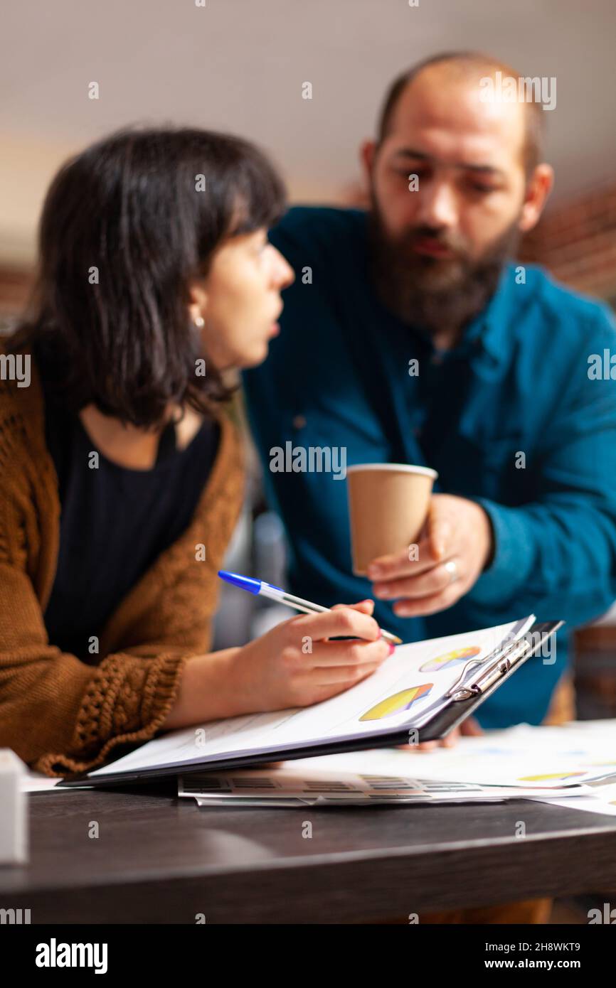 Colleghi che discutono le idee di progetto che analizzano la strategia di vendita che scrive il rapporto di affari nell'ufficio di startup. Businesspeople pianificazione aziendale riunione di lavoro alla presentazione di gestione Foto Stock
