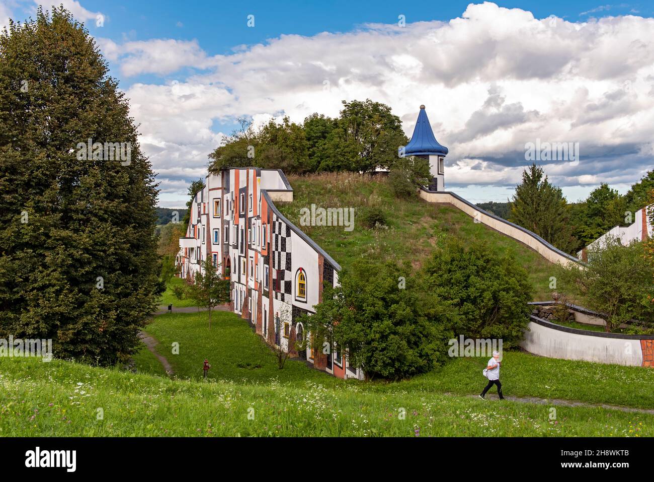 Tetto verde dell'edificio Kunsthaus (Art House), Rogner Thermal Spa e Hotel progettato da Hundertwasser, Bad Blumau, Austria Foto Stock