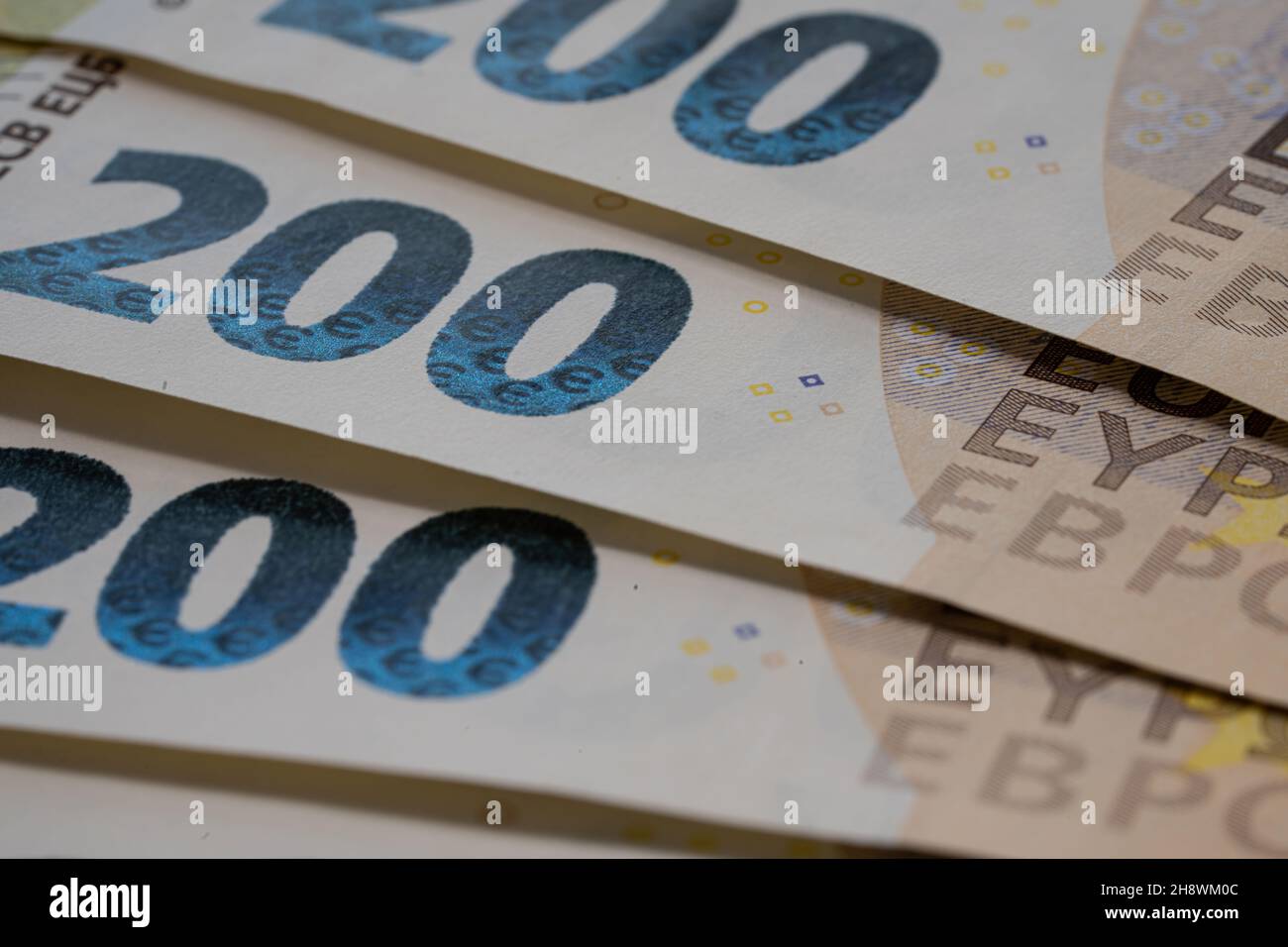 banconote da 200 euro in ventilatore su tavola di legno. Foto Stock