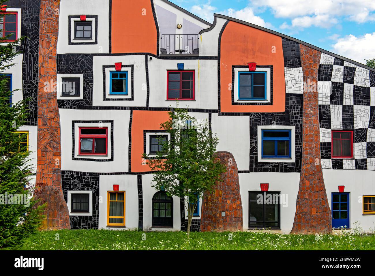 Dettagli della facciata, Kunsthaus (Art House) edificio del Rogner Thermal Spa and Hotel progettato da Hundertwasser, Bad Blumau, Austria Foto Stock