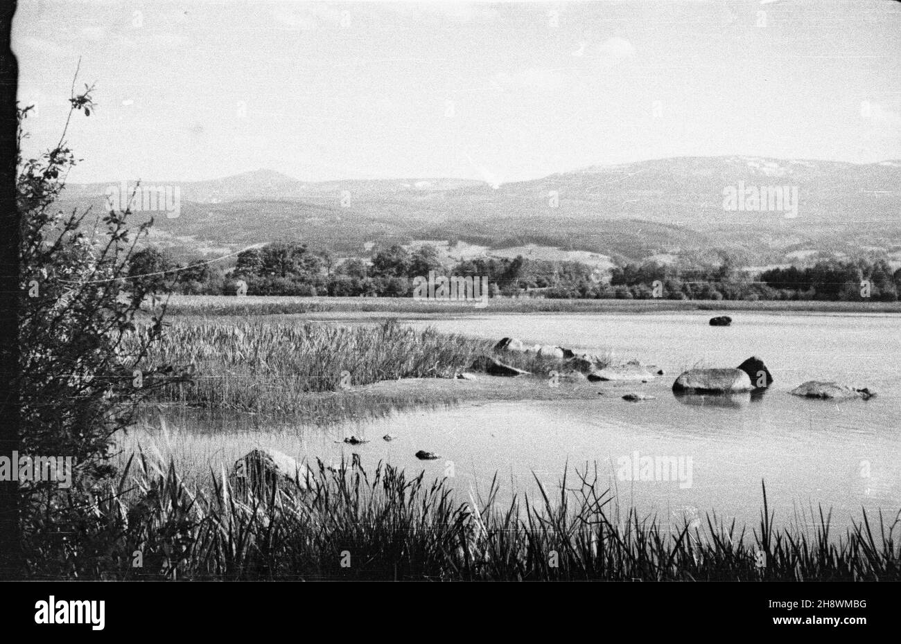 Podgórzyn, 1946. Okolice Jeleniej Góry. Widok na Stawy Podgórzyñskie - zespó³ stawów hodowlanych za³o¿ony przez cystersów z Cieplic. msa PAP/Eugeniusz Hannemann Dok³adny miesi¹c i dzieñ wydarzenia nieustalone. Podgorzyn, 1946. Una vista dei laghetti Podgorzynskie vicino a Jelenia Gora - un complesso di laghetti di pesci fondato dai Cistercensi di Cieplice. msa PAP/Eugeniusz Hannemann Foto Stock