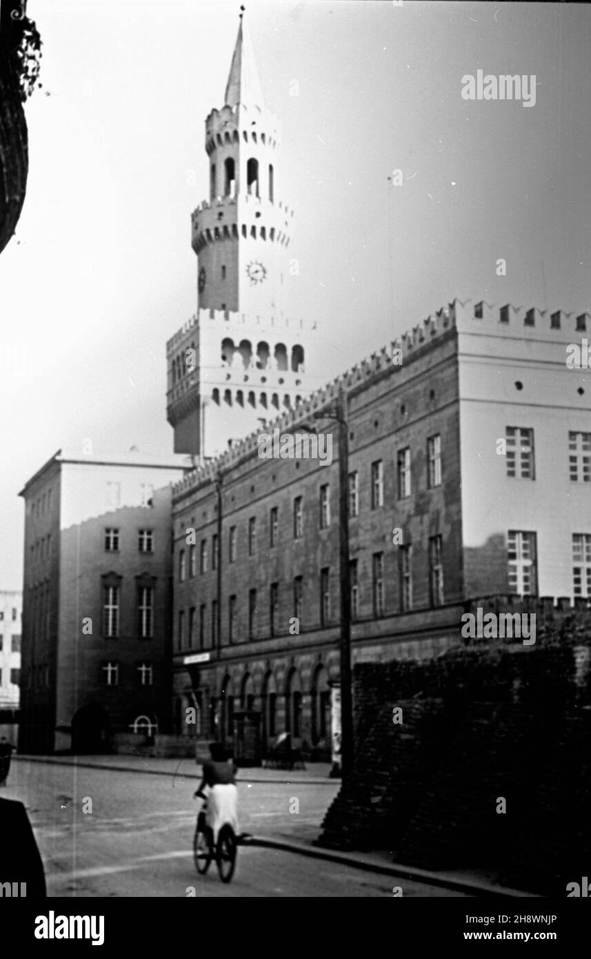 Opole, 1946. Ratusz usytuowany na œrodku rynku na miejscu XIII-wiecznego domu kupieckiego. Obecna forma zosta³a nadana w wyniku prac podjêtych w XIX (przebudowa z lat 1818-1820) i XX wieku (przebudowa z lat 1934-1936). Jest to dwuskrzyd³owe za³o¿enie architektoniczne z podcieniami i czworoboczn¹ wie¿¹ zwieñczon¹ arkadowaniem i blankami (krenela¿em) na wzór florenckiego Palazzo Vecchio. msa PAP/Eugeniusz Hannemann Opole, 1946. Il municipio situato nel mezzo del mercato, al posto della casa mercantile del 13 ° secolo. La forma attuale è l'effetto della ricostruzione portata Foto Stock