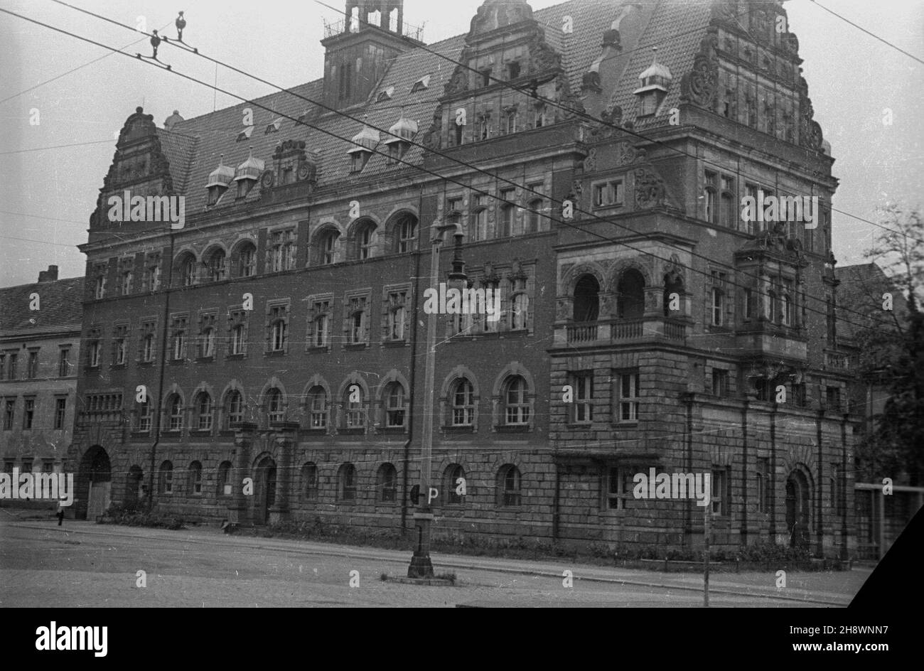 Legnica, 1946. Nowy Ratusz (pl. S³owiañski 8). Budynek powsta³ w latach 1902-1906 wed³ug projektu Paula Oehlmanna. Budynek na planie litery L jest czêœci¹ niezrealizowanego projektu budowli czterobocznej. msa PAP/Eugeniusz Hannemann Dok³adny miesi¹c i dzieñ wydarzenia nieustalone. Legnica, 1946. Il nuovo Municipio (Piazza Slowianski 8). L'edificio, progettato da Paul Oehlmann, è stato costruito nel 1902-1906. L'edificio, sul piano lettera L, fa parte di un progetto quadrilatero che non è mai stato completato. msa PAP/Eugeniusz Hannemann Foto Stock